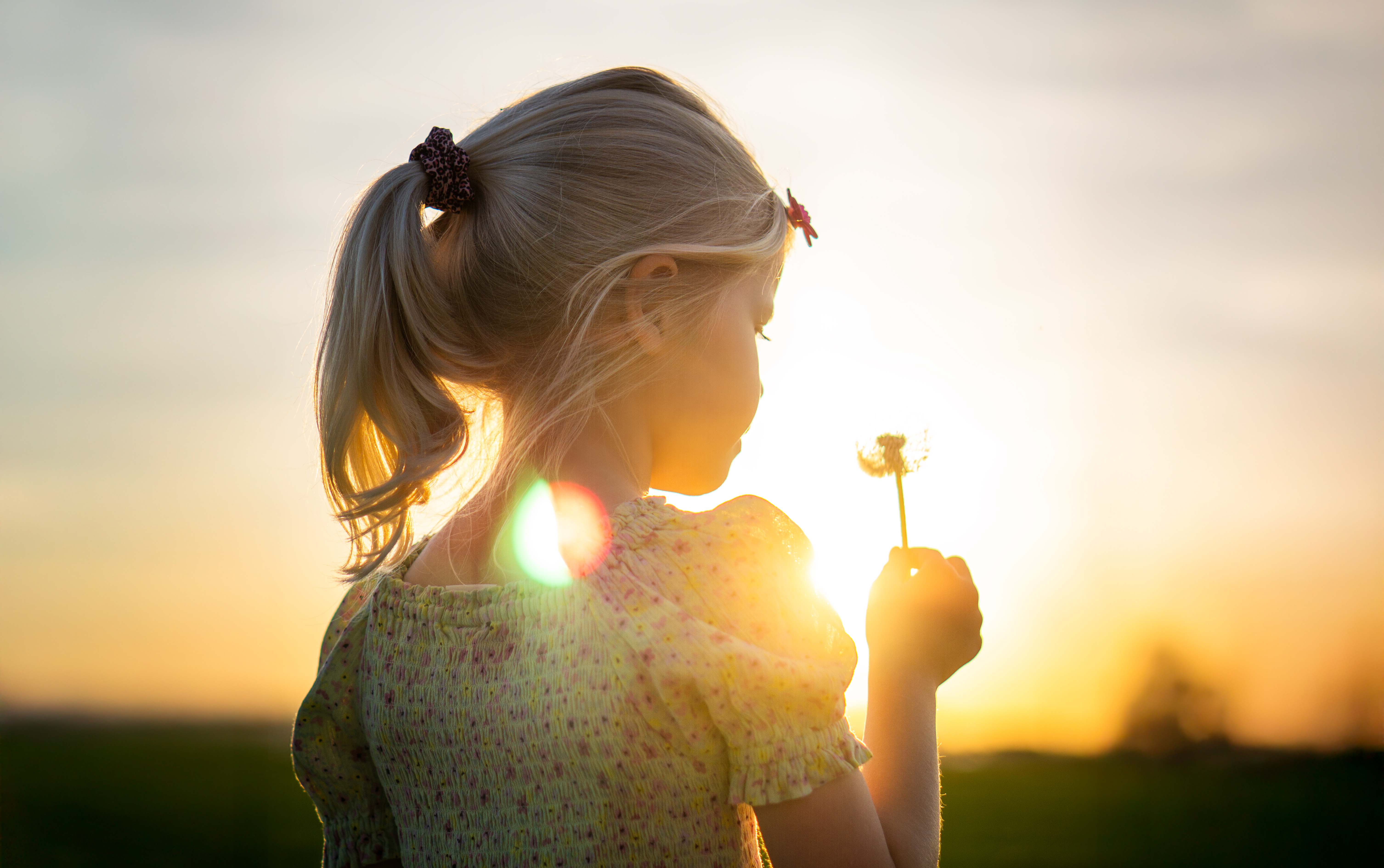 Mädchen im Sonnenuntergang